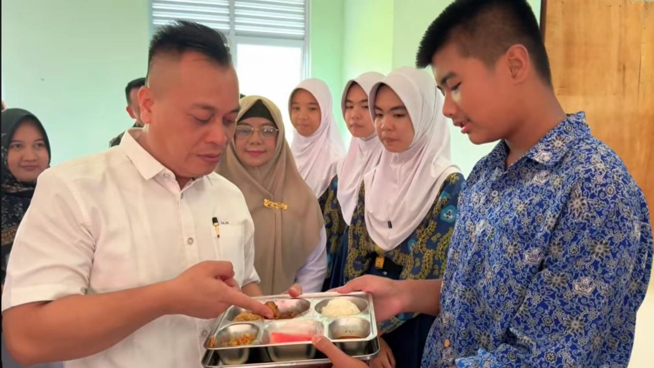 Program MBG di Lingga Kini Sasar Pelajar di Daik, Pemkab Resmikan Satu SPPG Lagi