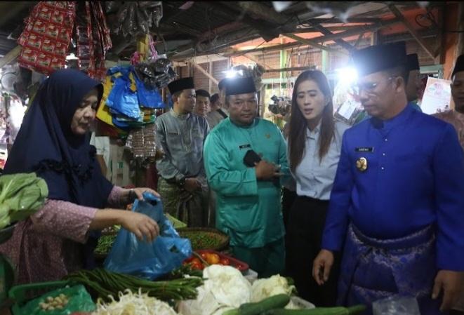 Bupati-dan-Wabup-Anambas-Sidak-Pasar.jpg