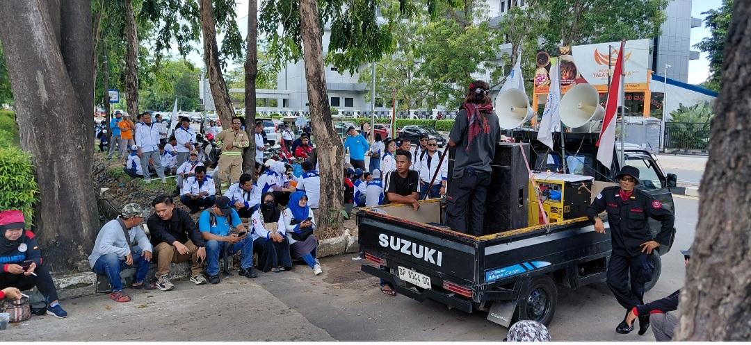 Buruh-batam-empat-tuntutan-Graha-Kepri.jpg