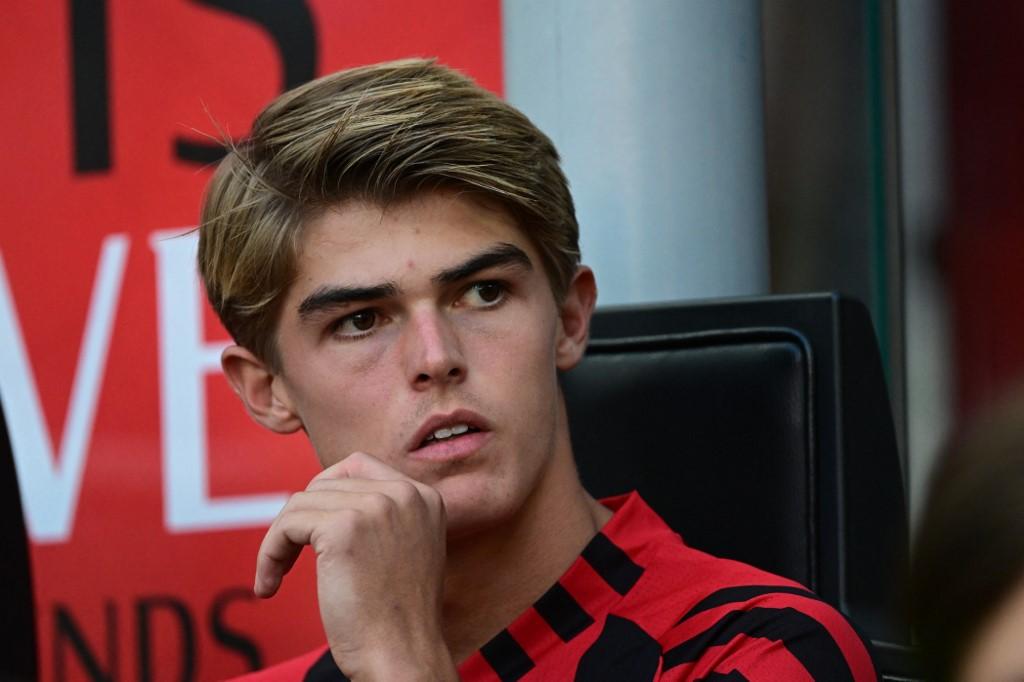 Charles-De-Ketelaere-duduk-di-bangku-cadangan-saat-pertandingan-AC-Milan-vs-Udinese.jpg