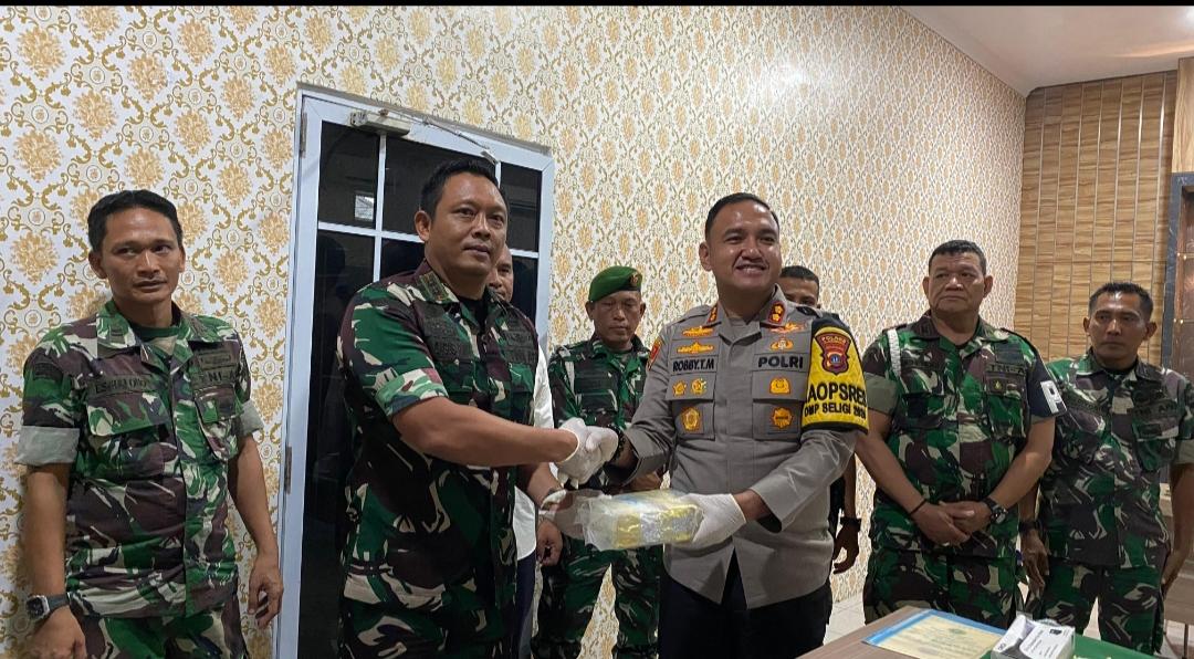 Dandim-0317TBK-serahkan-barang-bukti-narkotika-di-Kapolres-Karimun.jpg
