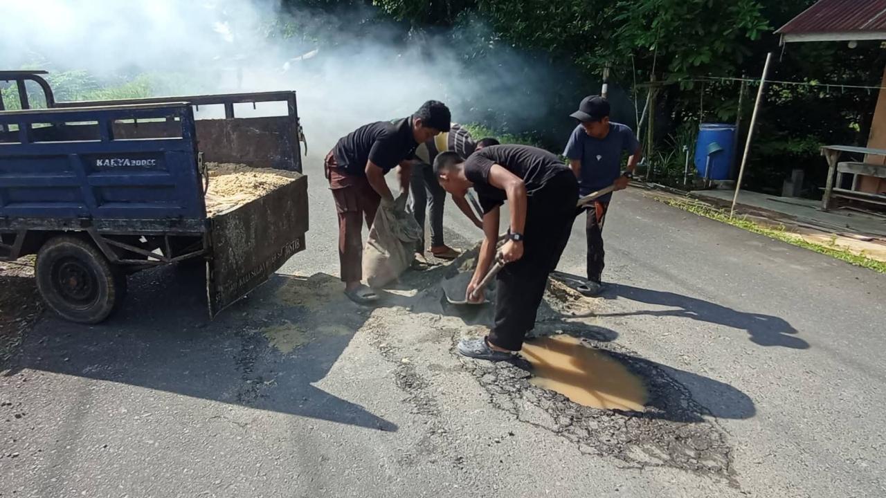 Darul-Iman-tambal-jalan-Lingga.jpg