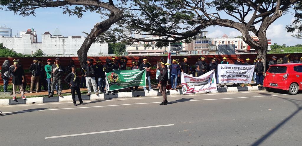 Demo Warga Rempang di BP Batam, Pakaian Serba Hitam, Pakai Ikat Kepala Kuning