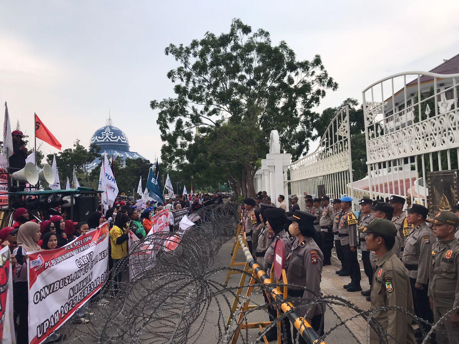Demo-buruh-di-gedung-Pemko.jpg