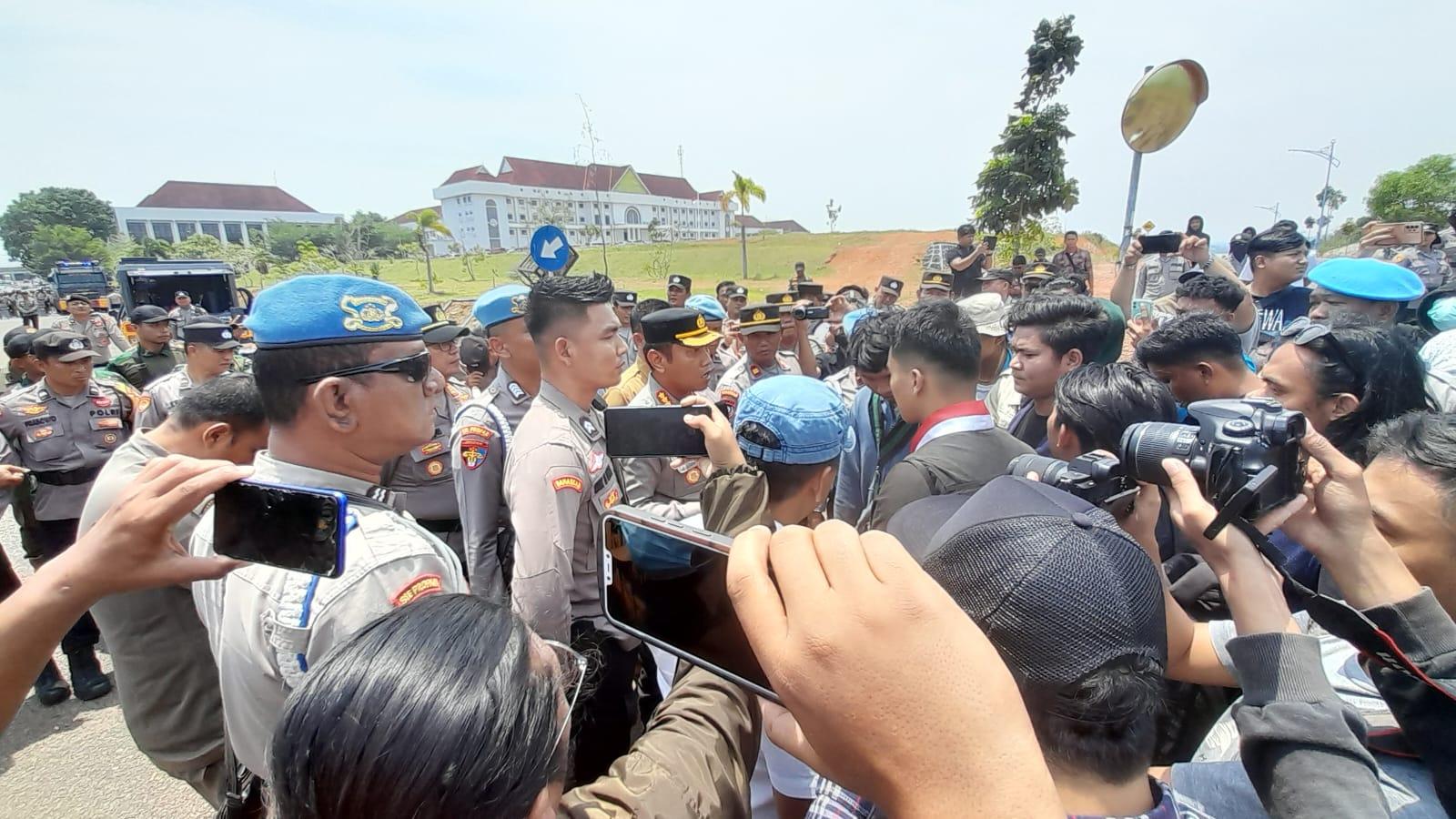 Demo Nasib Warga Rempang di Kantor Gubernur Kepri, Mahasiswa Terobos Kawat Berduri