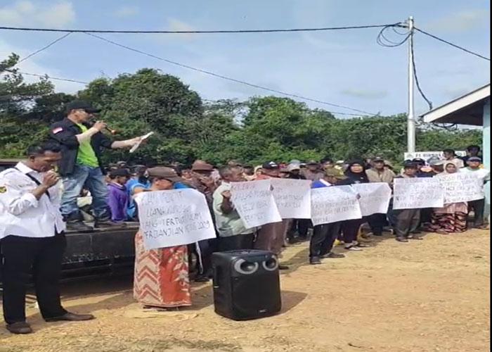 Demo-warga-Desa-Marok-Tua-di-PT-Hermina-Jaya-1301.jpg