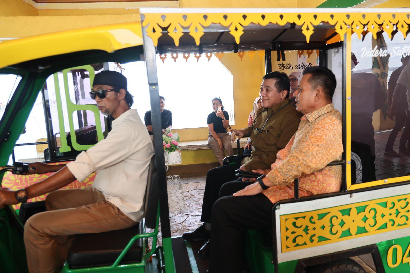 Deputi-Bidang-Pembangunan-Kewilayahan-Bappenas-RI-Medrilzam.jpg
