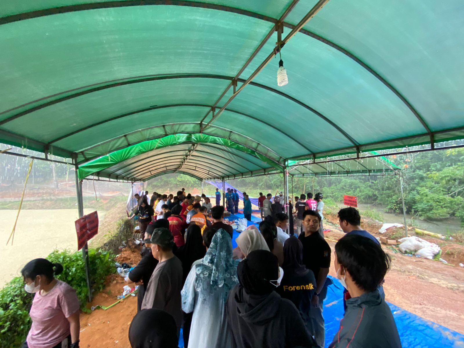 Diguyur-hujan-lebat-Masyarakat-mengantri-di-pembagian-kurban-hidroponik-Polda-Rabu-275.jpg