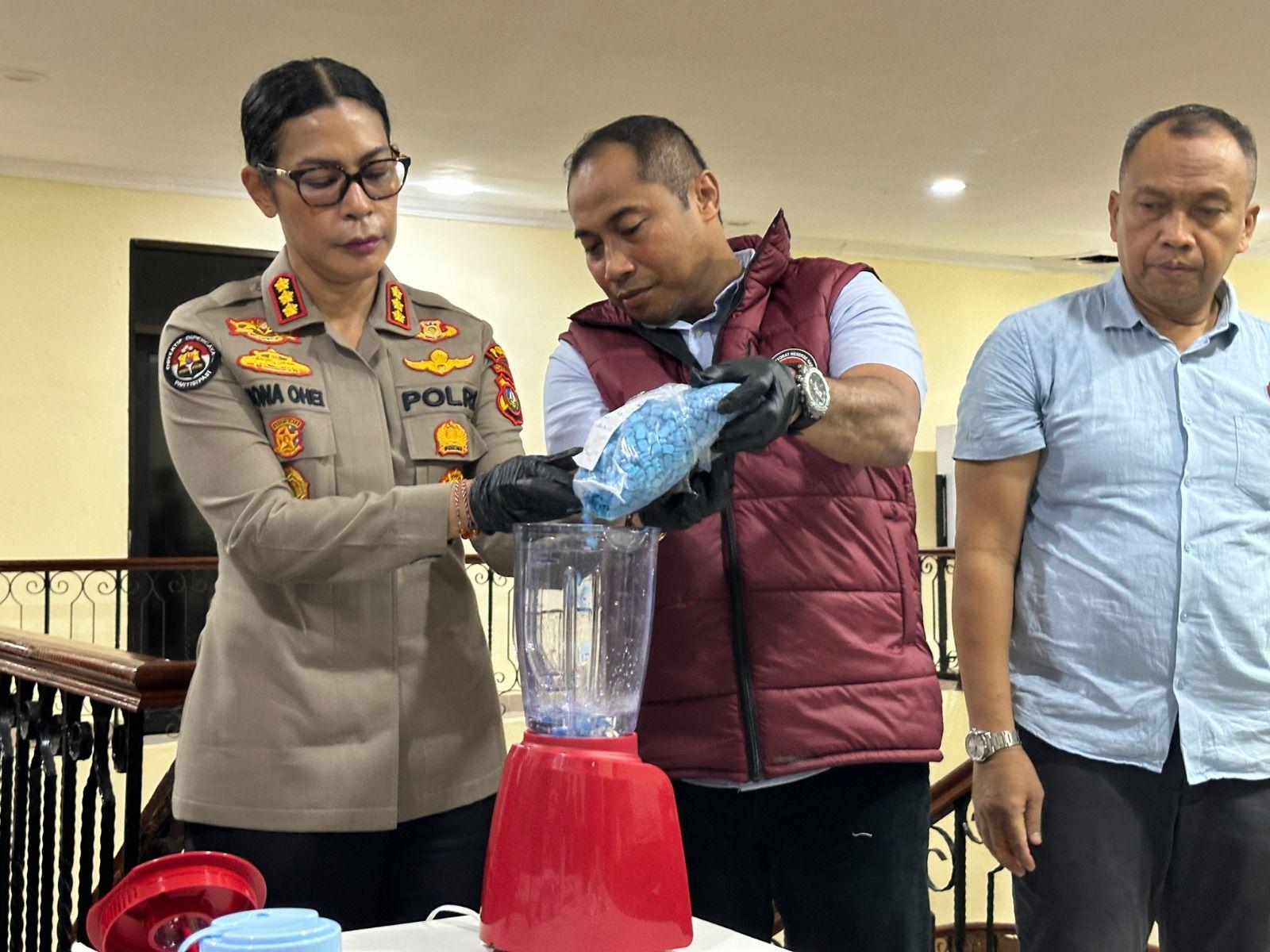 Direktur-Narkoba-Polda-Kepri-Kombes-Pol-Suyono-saat-memusnahkan-narkoba.jpg