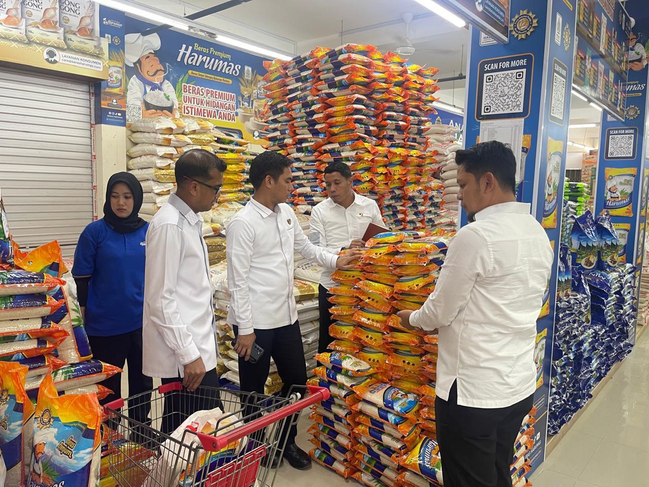 Dirkrimsus-dan-jajaran-Satgas-Pangan-turun-melakukan-pengecekan-harga-beras-di-sejumlah-pasar-pangan.jpg