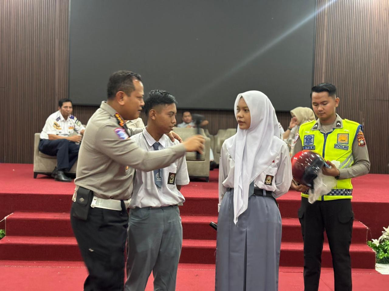 Dirlantas-Kombes-Pol-Taufiq-memberikan-edukasi-dan-pemasangan-helm-siswa-SMK-Ibnu-Sina.jpg