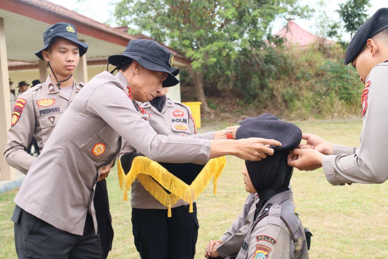 Dirsamapta-Kombes-Pol-Joko-Adi-sematkan-baret-coklat-ke-bintara-remaja-Polda-Kepri.jpg