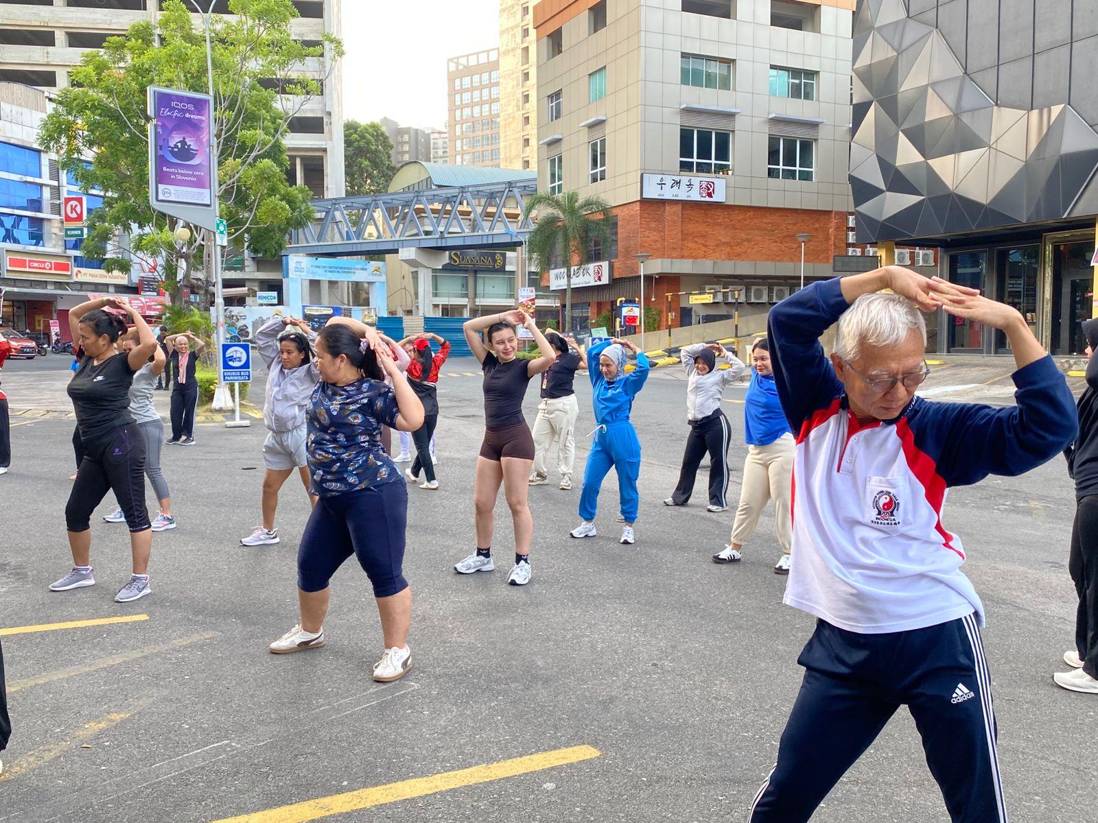 Emdee-Clinic-bersama-PORPI-olahraga-senam-bersama-memperingati-hari-gizi-di-Nagoya-Hill-Batam.jpg