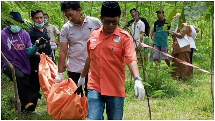 Evakuasi-jenazah-yang-ditemukan-di-kebun-sengon-Desa-Gendingan-Tulungagung.jpg