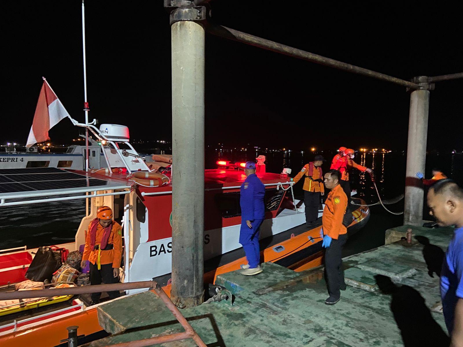 Anggota Satpolairud Polresta Tanjungpinang Evakuasi Penumpang KMP Sembilang di Pulau Karas