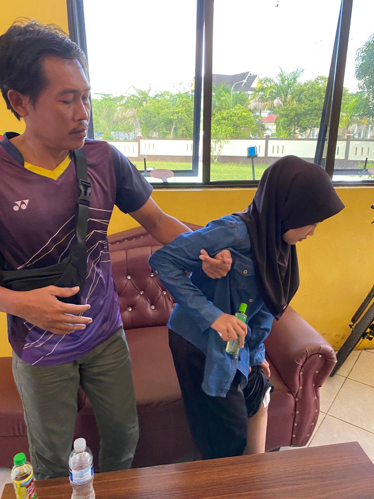 Fitri-21-warga-Bengkong-terlihat-pincang-berjalan-didampingi-ayah-dan-ibu-Mendatangi-Polsek.jpg