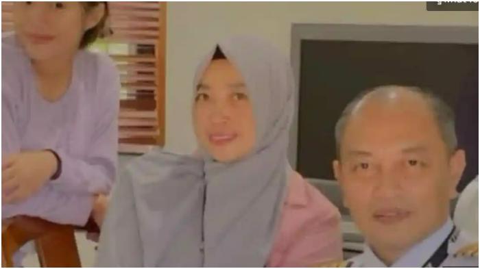 Foto-terakhir-Capt-Andy-Dahananto-kanan-bersama-istri-tengah-dan-anak-tirinya.jpg