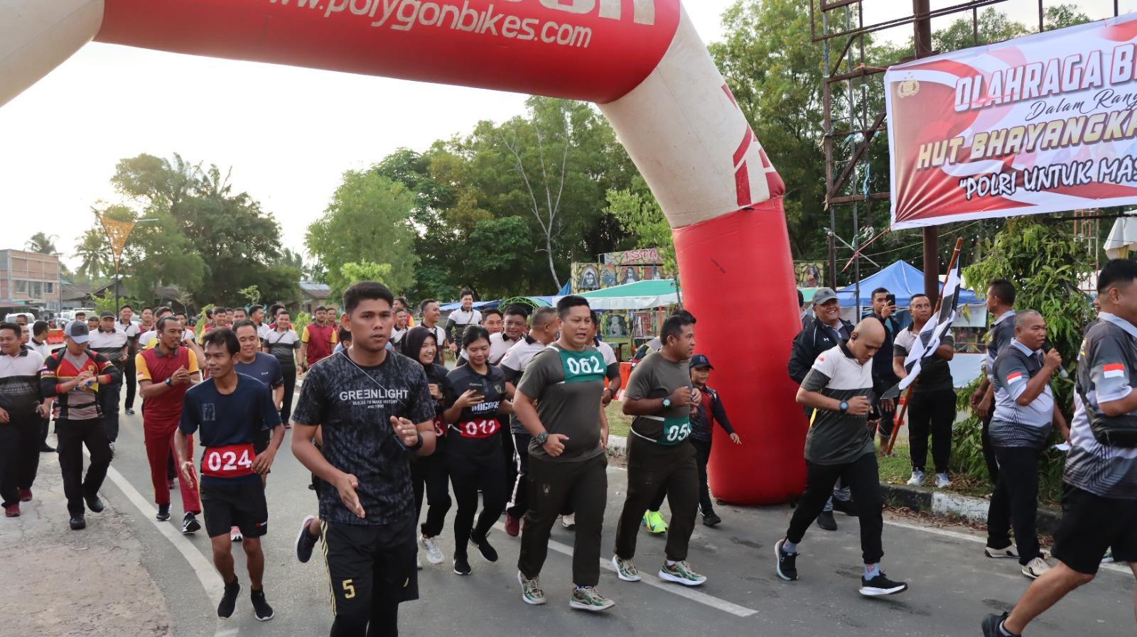 Titik Akhir di Mapolres Lingga, Ratusan Pelari Ikut Bhayangkara Fun Run 7,9K 2025