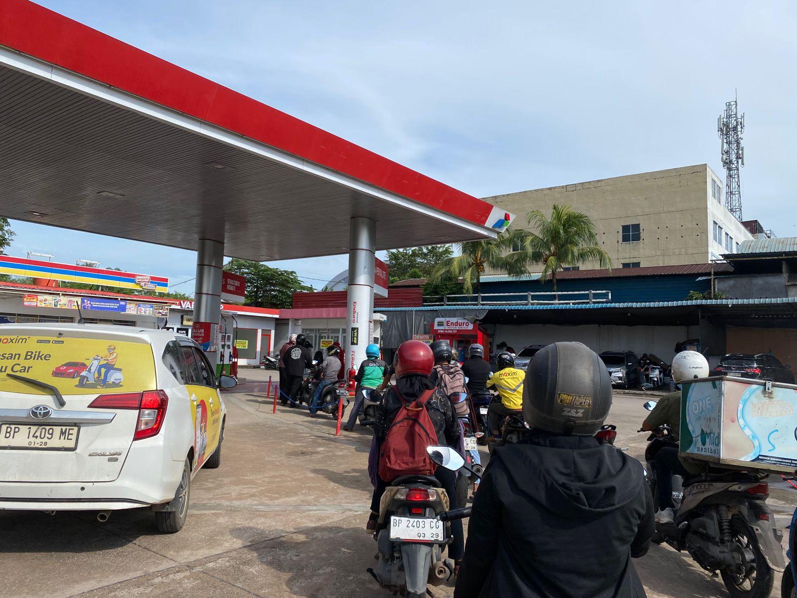 Gegara-Pertamax-kosong-pengendara-mengantri-si-BBM-Pertalite-di-SPBU-di-Jalan-Raja-Isha-kemarin.jpg