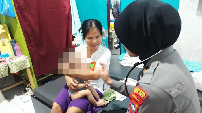 Sidokkes Polresta Barelang Beri Bantuan dan Medis Bayi Penderita Hidrosefalus di Nongsa Batam - Tribunbatam.id