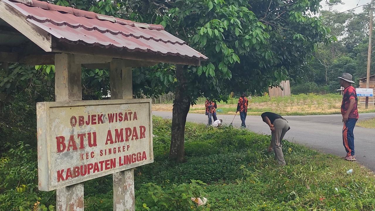 Pemuda Pancasila Lingga dan TNI AD Gelar Goro Bersihkan Akses Wisata Air Terjun Batu Ampar