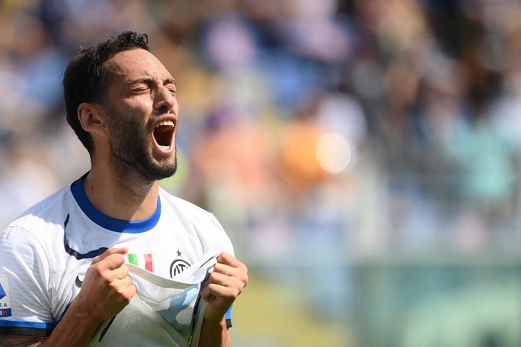 Hakan-Calhanoglu-saat-pertandingan-Inter-Milan-vs-Sampdoria-di-Genoa.jpg