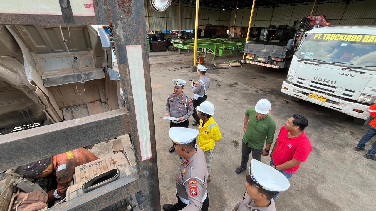 Ingatkan-bahaya-Truk-ODOL-Satlantas-Polresta-Barelang-datangi-PT-Truckindo-Batu-Ampar.jpg