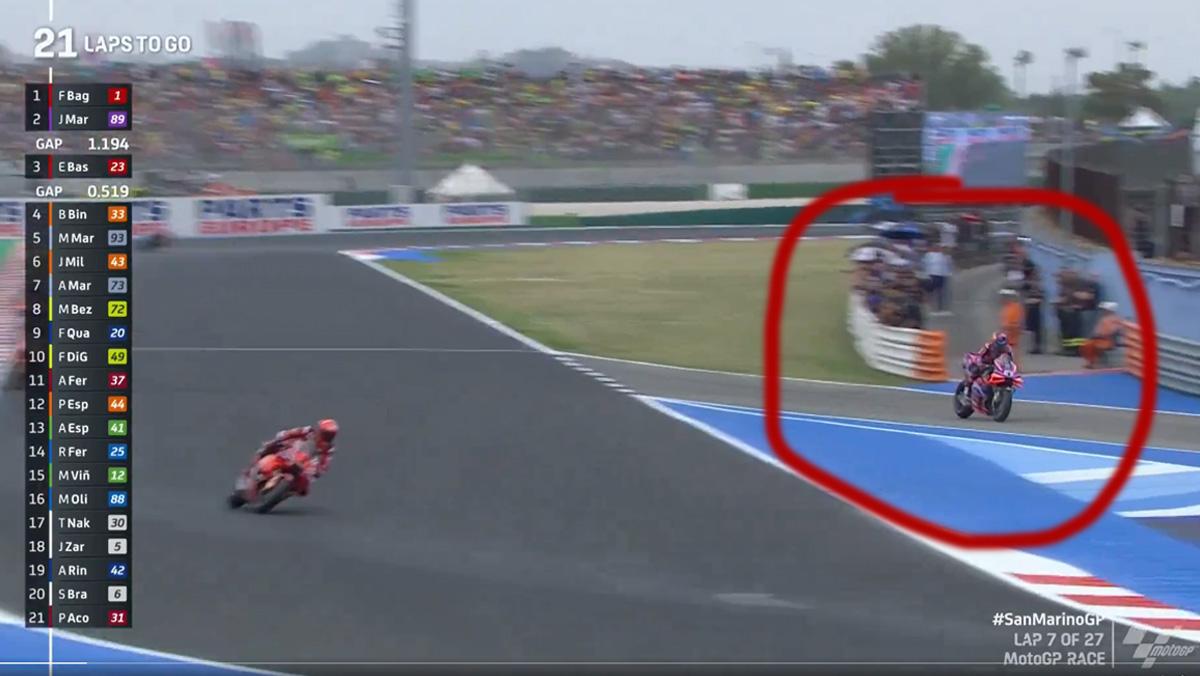 Jorge-Martin-saat-memutuskan-masuk-pits-ganti-motor-saat-hujan-mulai-turun.jpg