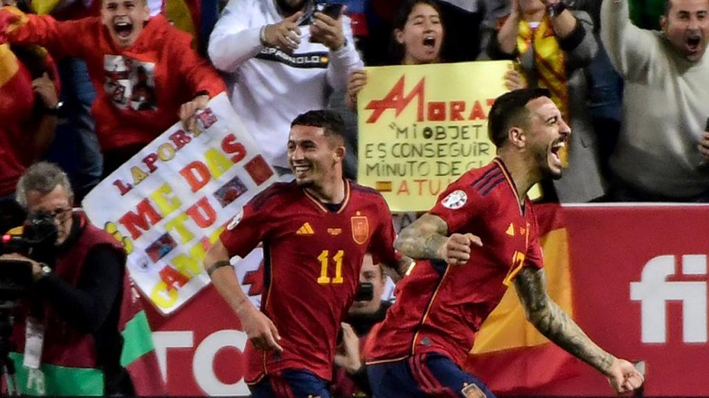 Joselu-selebrasi-dengan-rekannya-Yeremy-Pino-setelah-cetak-gol-ke-gawang-Norwegia.jpg