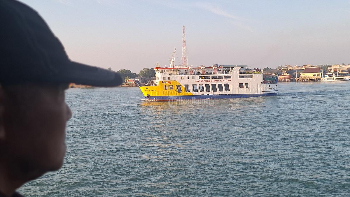 KMP-Barau-sedang-berlayar-di-perairan-Tanjung-Uban-Bintan-4102024.jpg