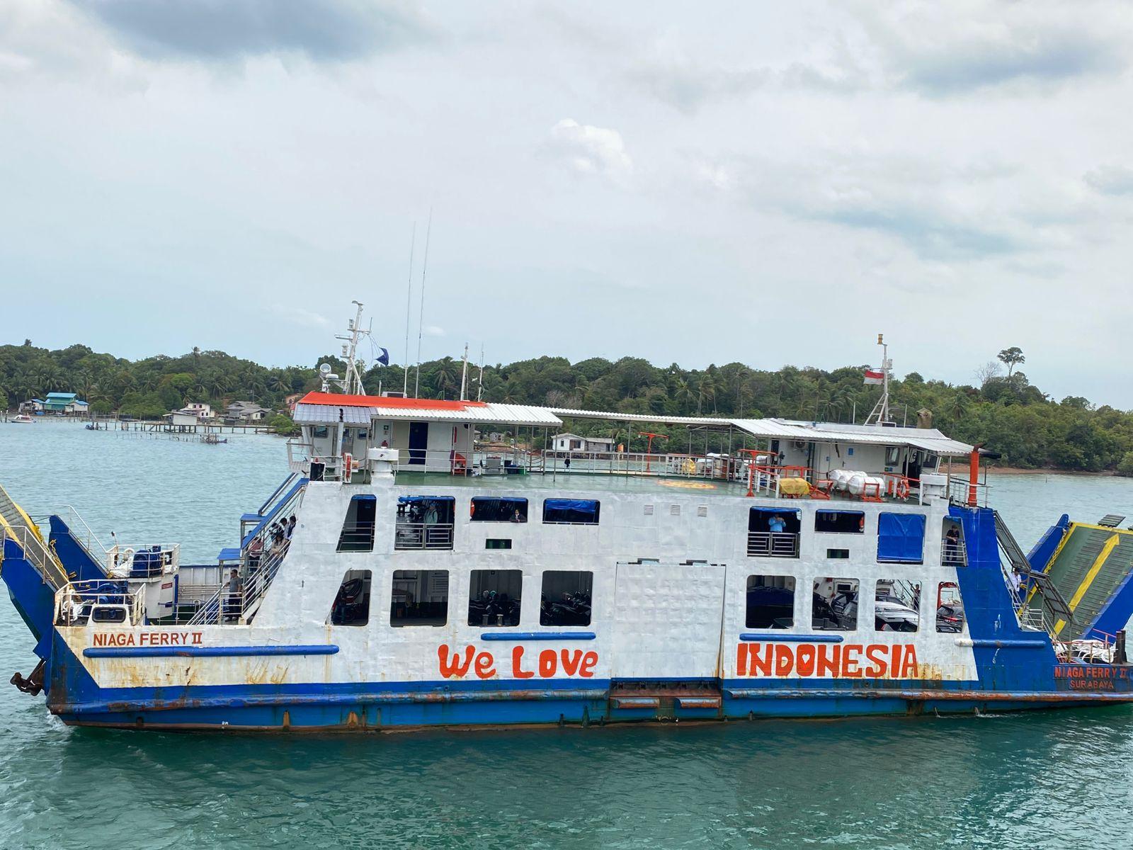 KMP-Niaga-Ferry-II-melintasi-perairan-di-depan-Pelabuhan-Roro-Punggur-Batam-membawa-penumpang.jpg