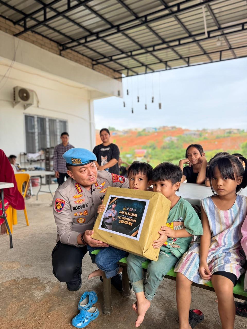 Kabidpropam-Kombes-Pol-Eddwi-Kurniyanto-menyerahkan-bantuan-paket-sembako-kepada-anak-panti.jpg