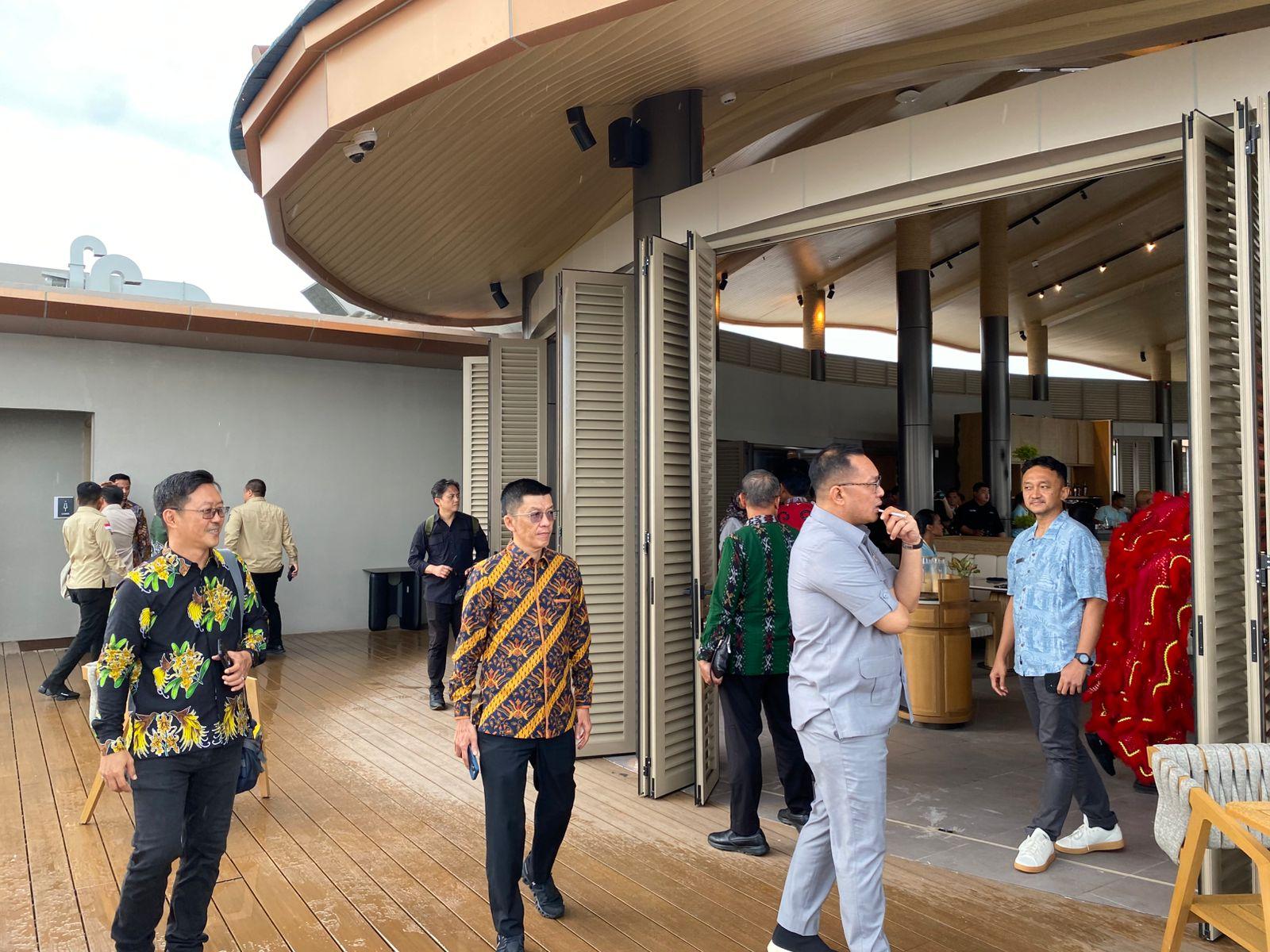 Kadispar-Kepri-Hasan-kuning-mendampingi-Wamen-BKPM-RI-Todotua-tinjau-fasilitas-The-Westin.jpg