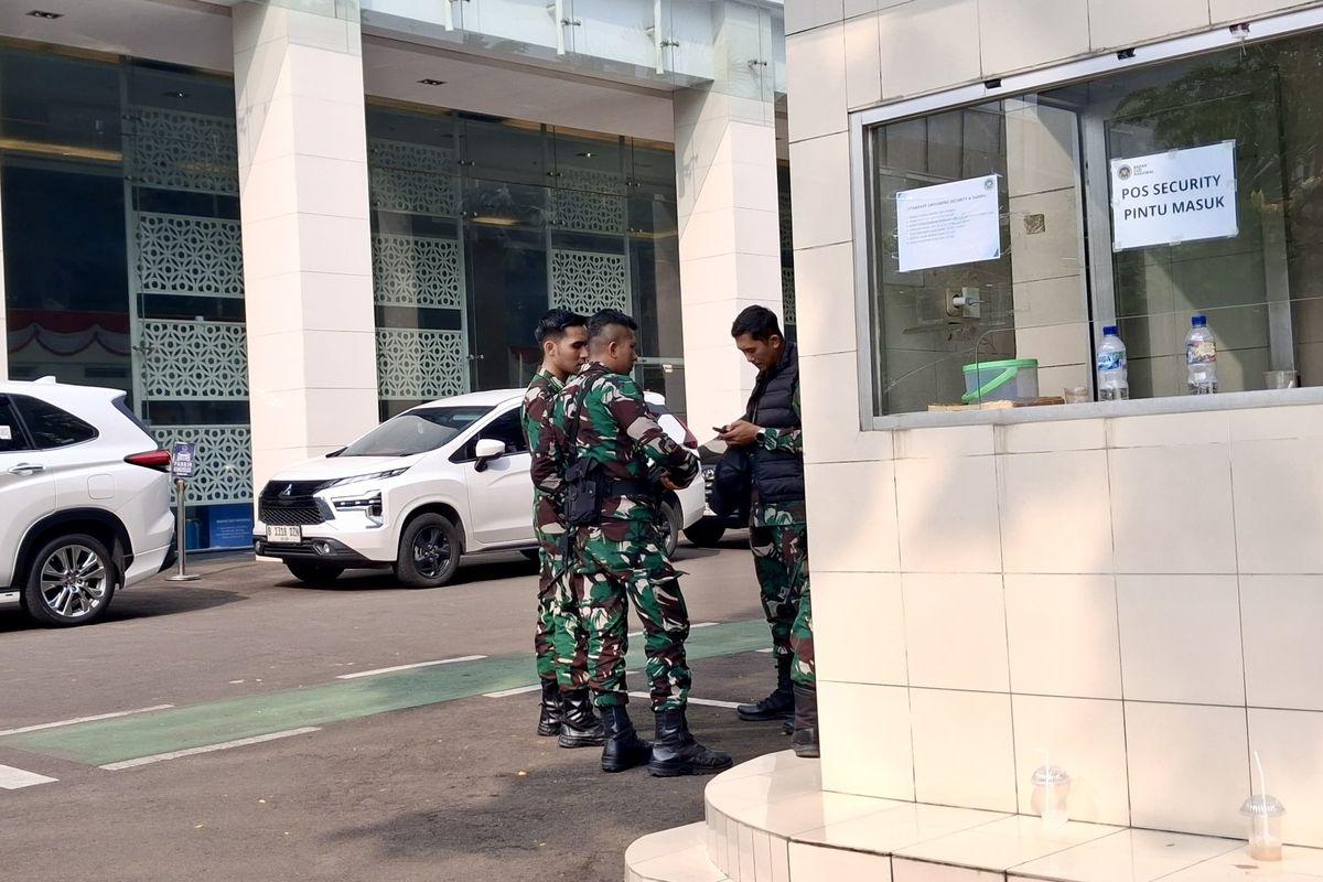 Kantor-Badan-Gizi-Nasional-BGN-dijaga-ketat-aparat-dari-TNI-dan-Polri.jpg