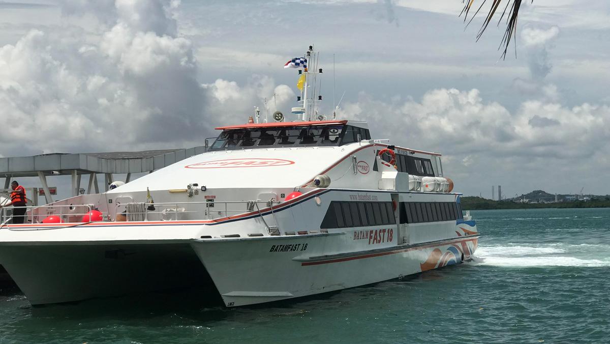 Kapal-Fery-Internasional-Batam-Fast-yang-melayani-penyeberangan-ke-Singapura.jpg