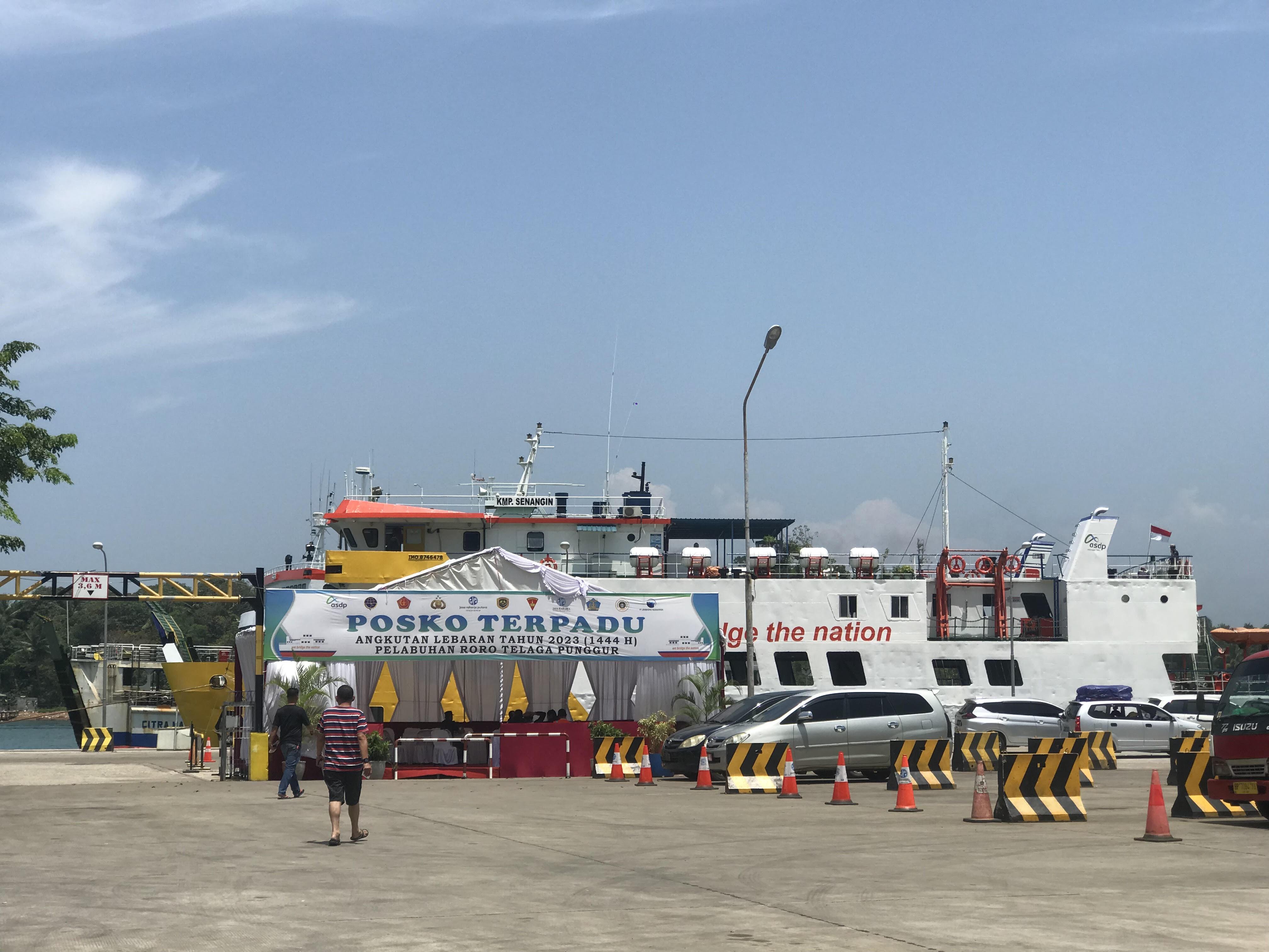 Kapal-Roro-KMP-Lome-berlabuh-di-Pelabuhan-Roro-Telaga-Punggur-Batam.jpg