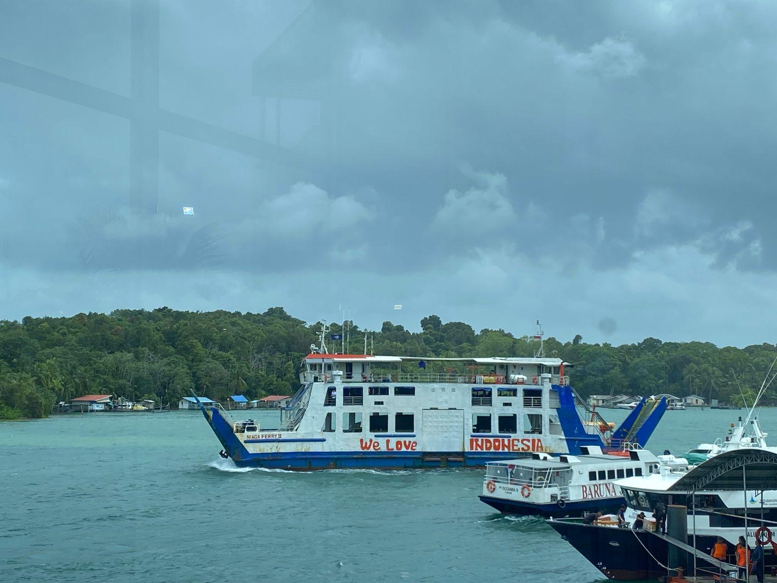 Kapal-Roro-membawa-penumpang-melintasi-perairan-Batam-Tj-Uban.jpg