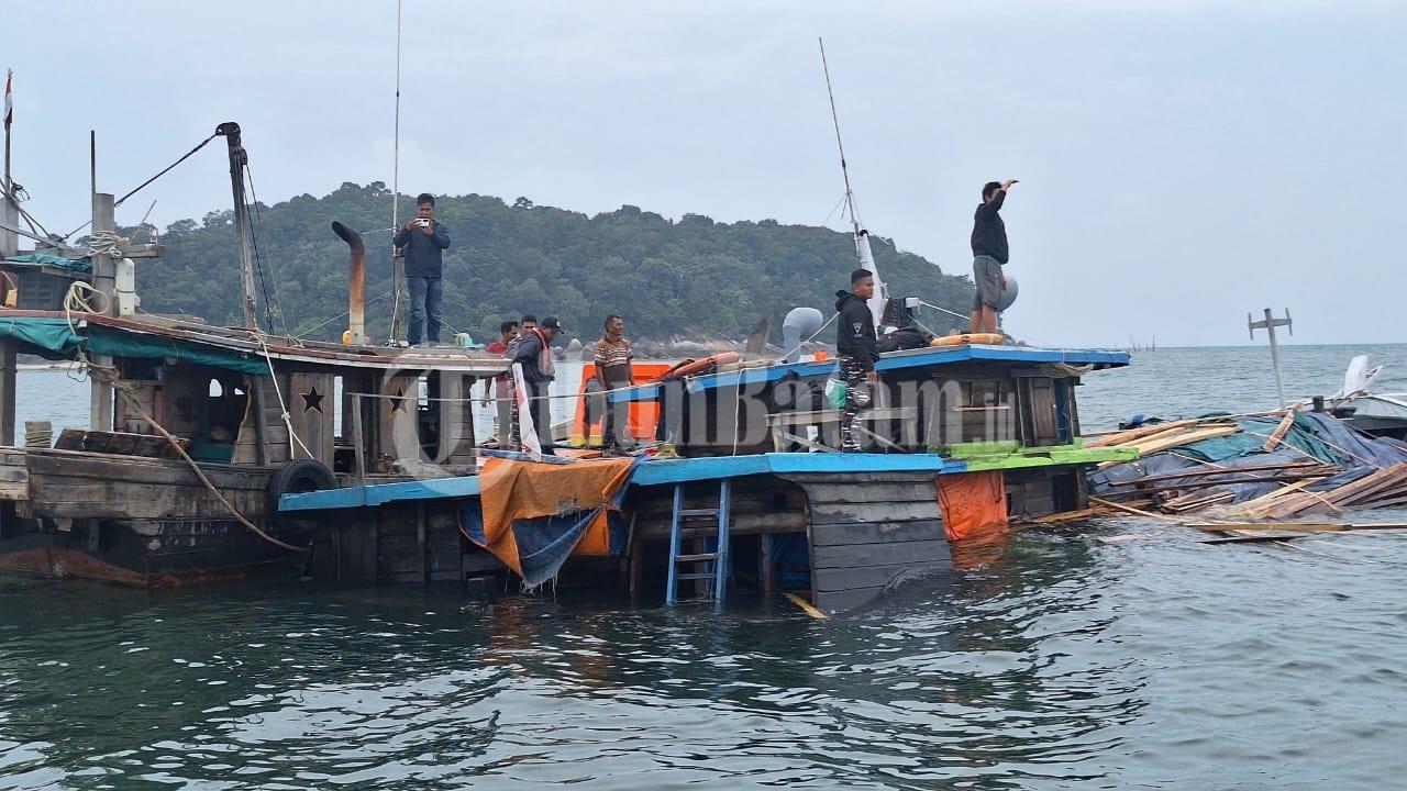Kapal-bermuatan-kayu-nyari-tenggelam-di-perairan-Alang-Alang-Kepulauan-Posek-Lingga.jpg