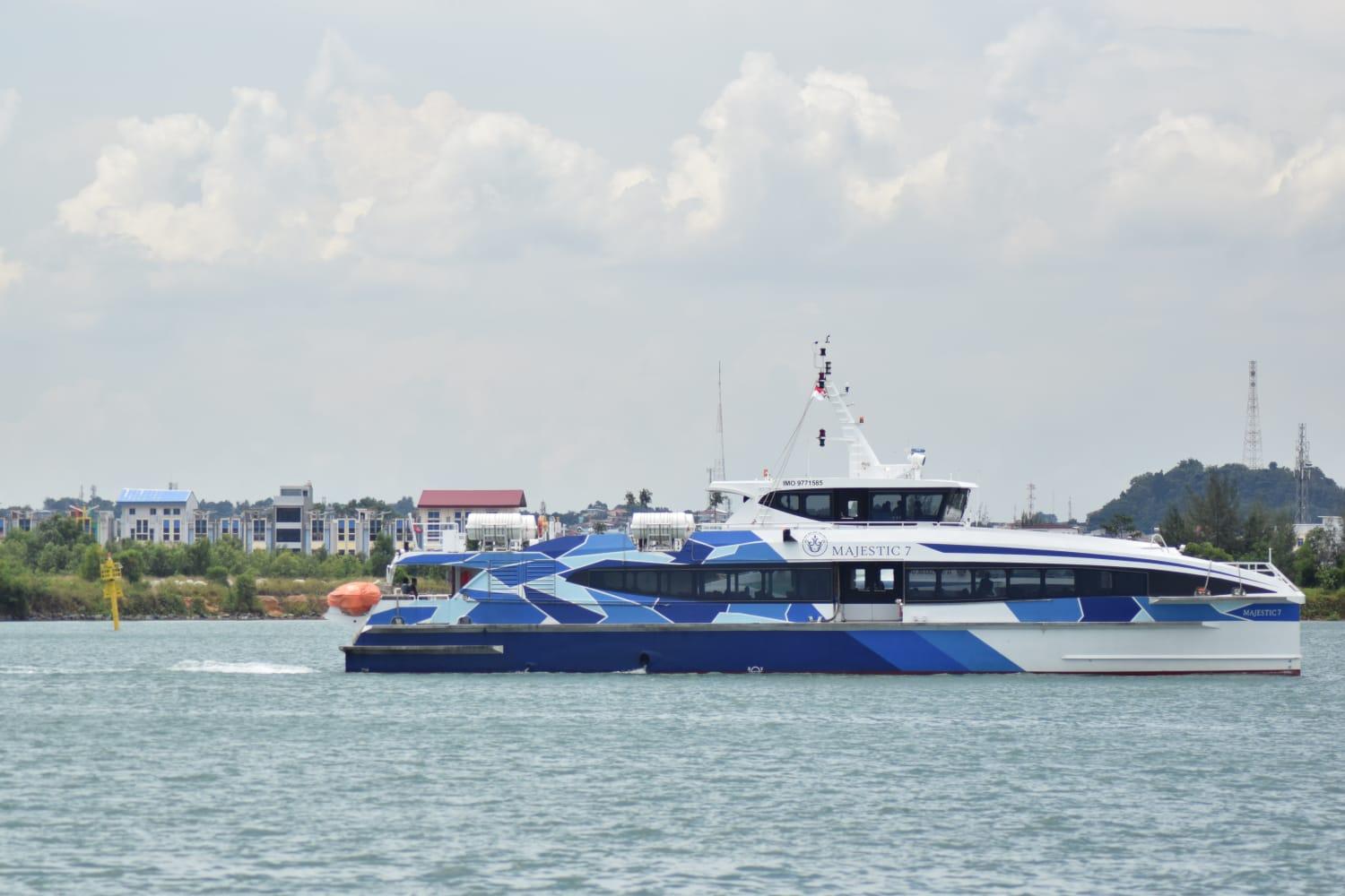 Kapal-ferry-Majestic-Tengah-berlabuh-di-laut-sekitar-Pelabuhan-ferry-internasional-Batam-Center.jpg