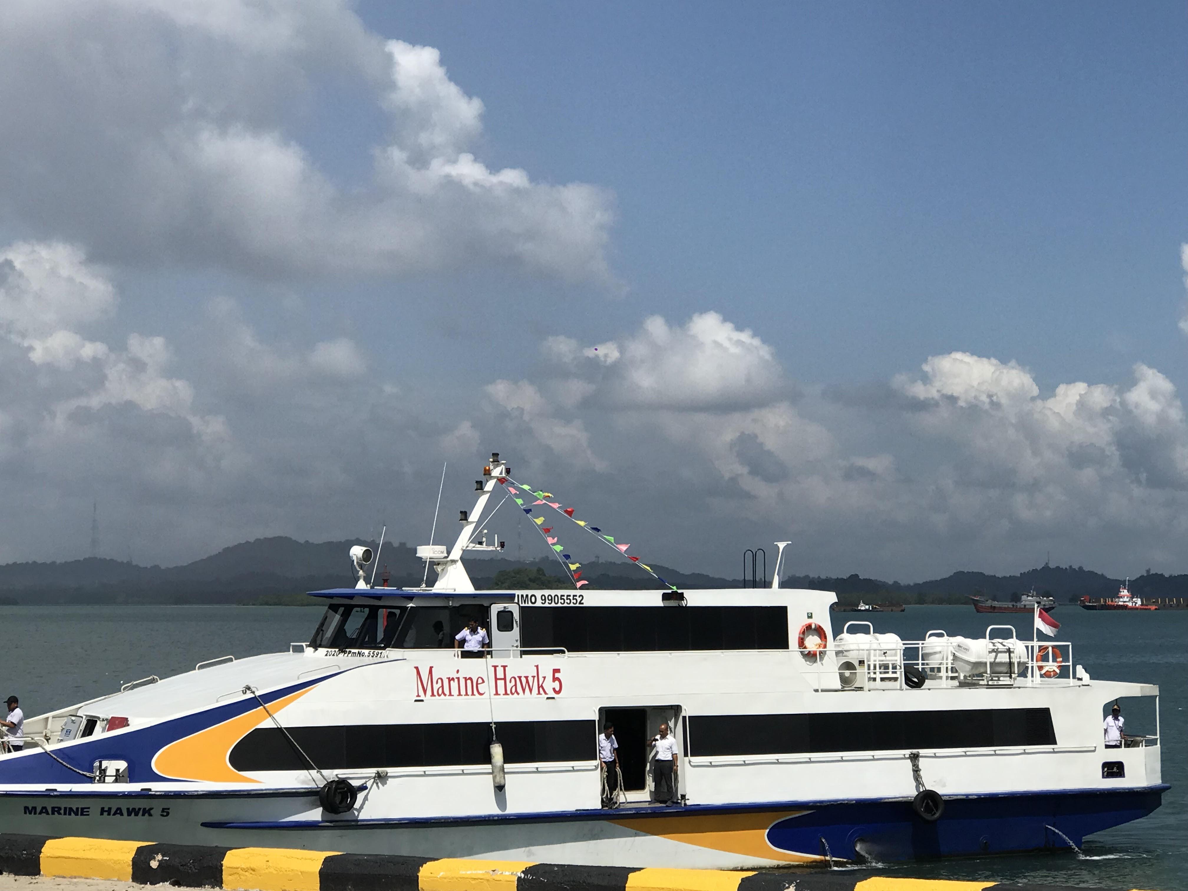 Kapal-ferry-Marine-Hawk-5-yang-berlayar-ke-Malaysia.jpg