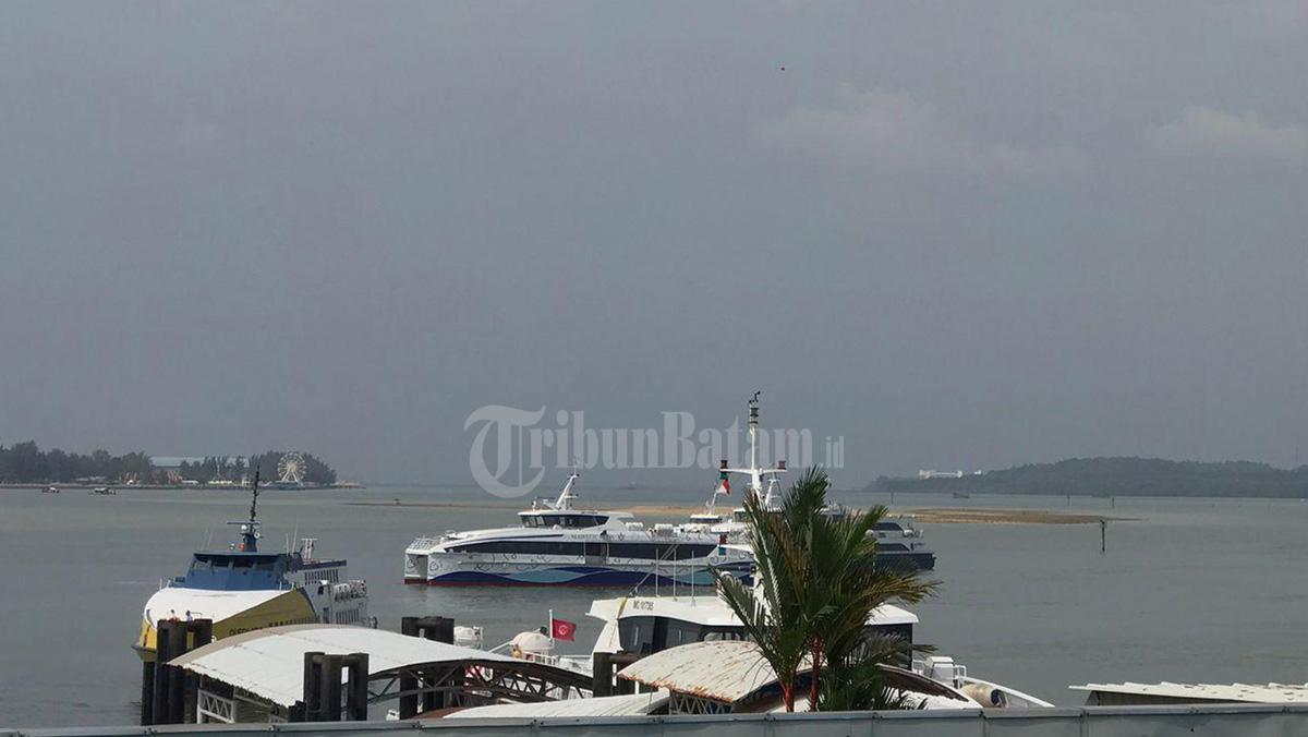 Kapal-ferry-tetap-beroperasi-di-saat-cuaca-hujan-turun-beberapa-waktu-lalu.jpg