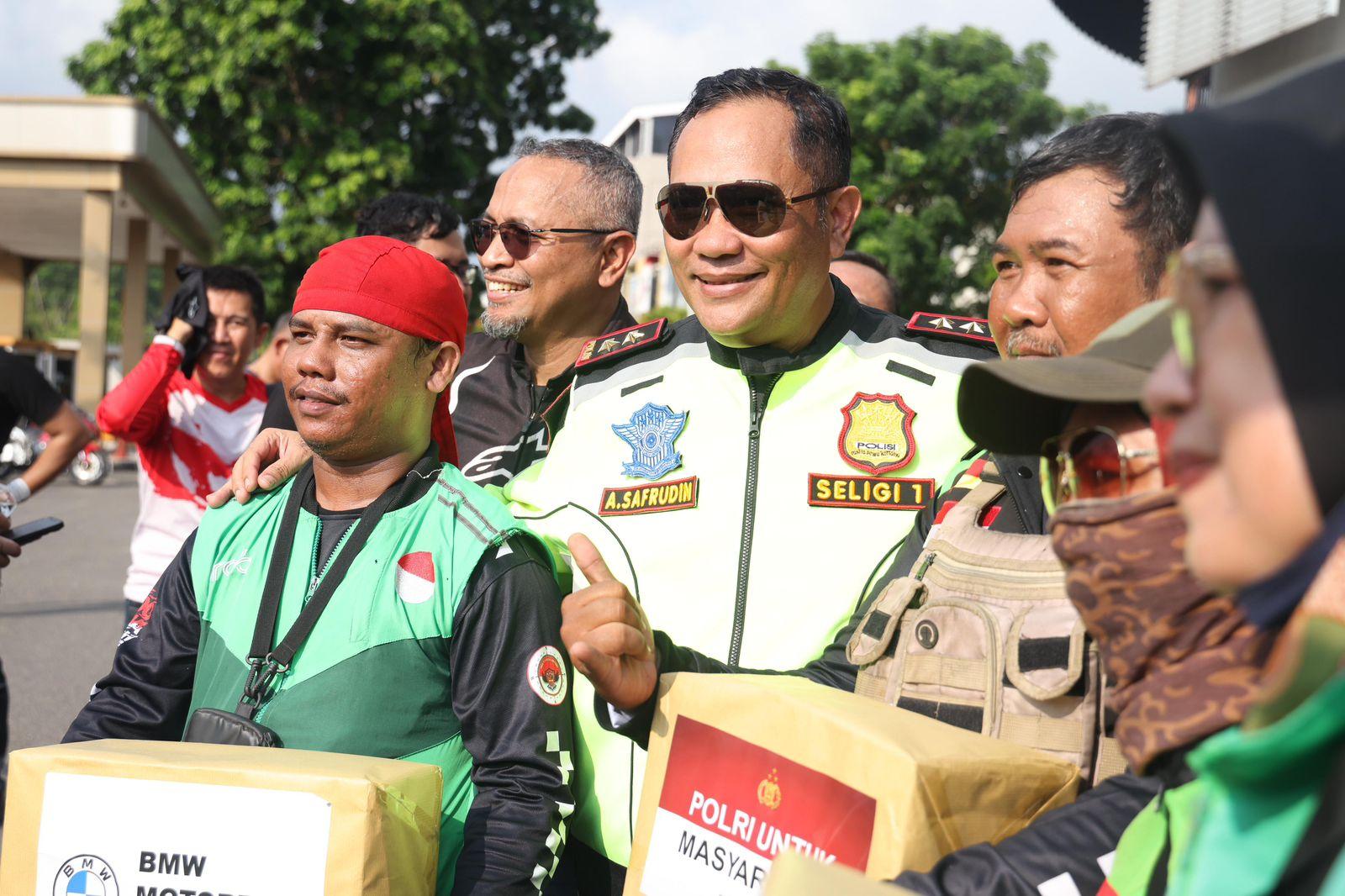 Ojek Online Senyum Sumringah Terima Bantuan, Polda Kepri dan Komunitas Moge Bagikan Paket Sembako