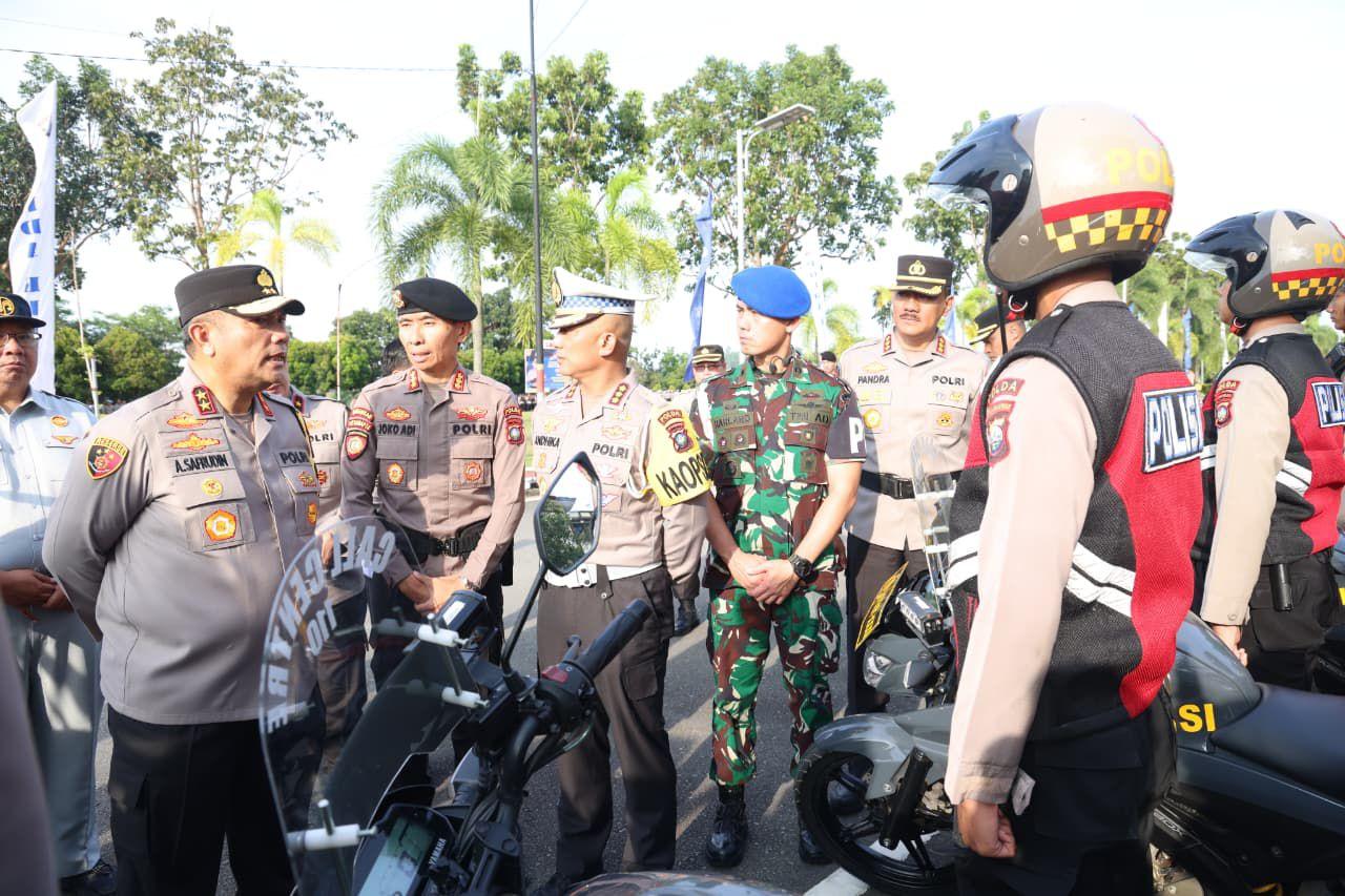 Kapolda-Kepri-dan-jajaran-cek-kendaraan-dan-kesiapan-personil-yang-diterjunkan-untuk-operasi-zebra.jpg
