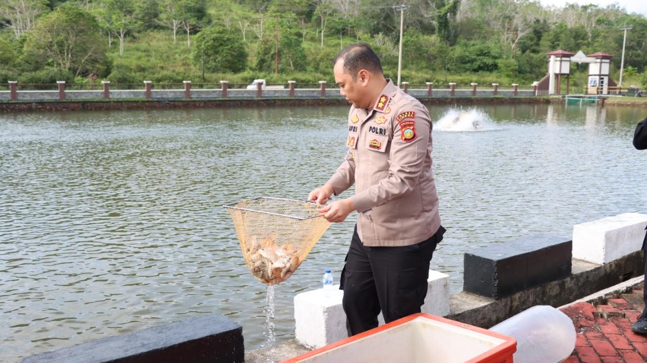 Kapolres-Lingga-tebar-8-ribu-benih-ikan-nila.jpg