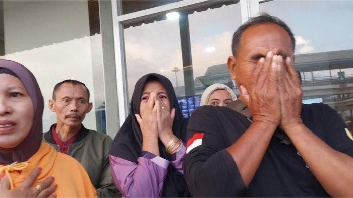Tangis Baihaki Pecah Dengar Anaknya Selamat, Sempat Cemas Mendengar KMP Tunu Pratama Jaya Tenggelam