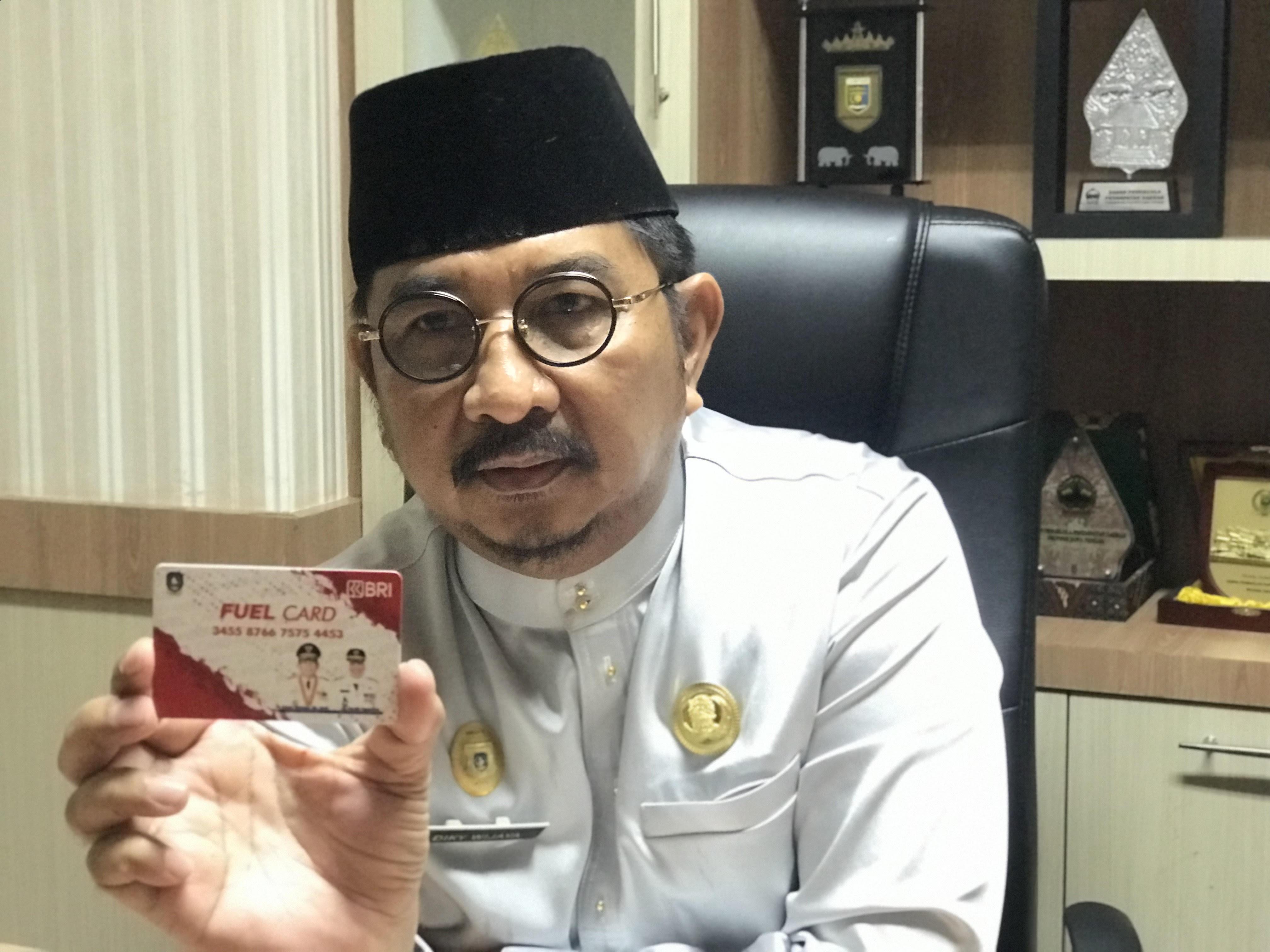 Kepala-Bapenda-Kepri-Diky-Wijaya-menunjukkan-kartu-fuel-card-plus.jpg