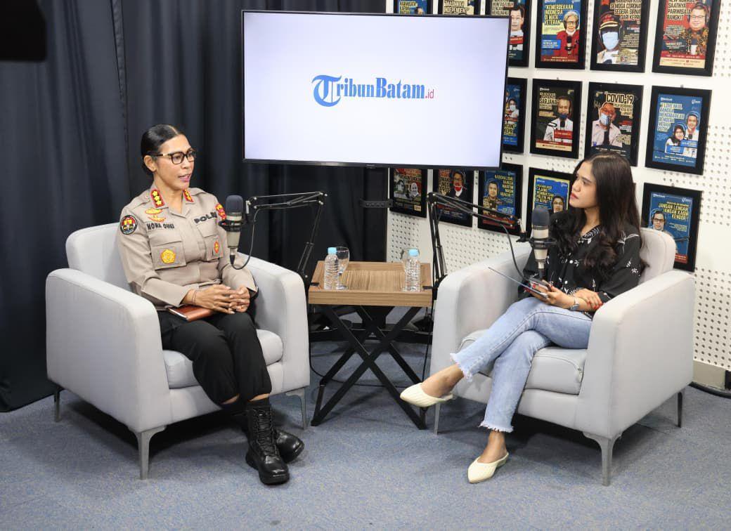 Kombes-Pol-Dr-Nona-Priscilia-SIK-SH-bersama-host-tribun-batam-Vero-dalam-podcast.jpg