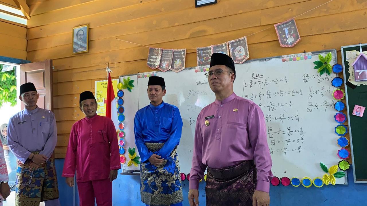 Kunjungi-Sekolah-di-Siantan-Bupati-Anambas-Pastikan-Benahi-Infrastruktur-dan-Penuhi-Sarana-Belajar.jpg