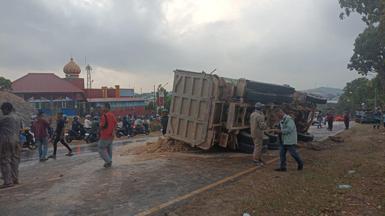 Lakalantas-di-jalan-Gadja-Mada-Tiban-Sekupang-truk-tanah-terbalik.jpg