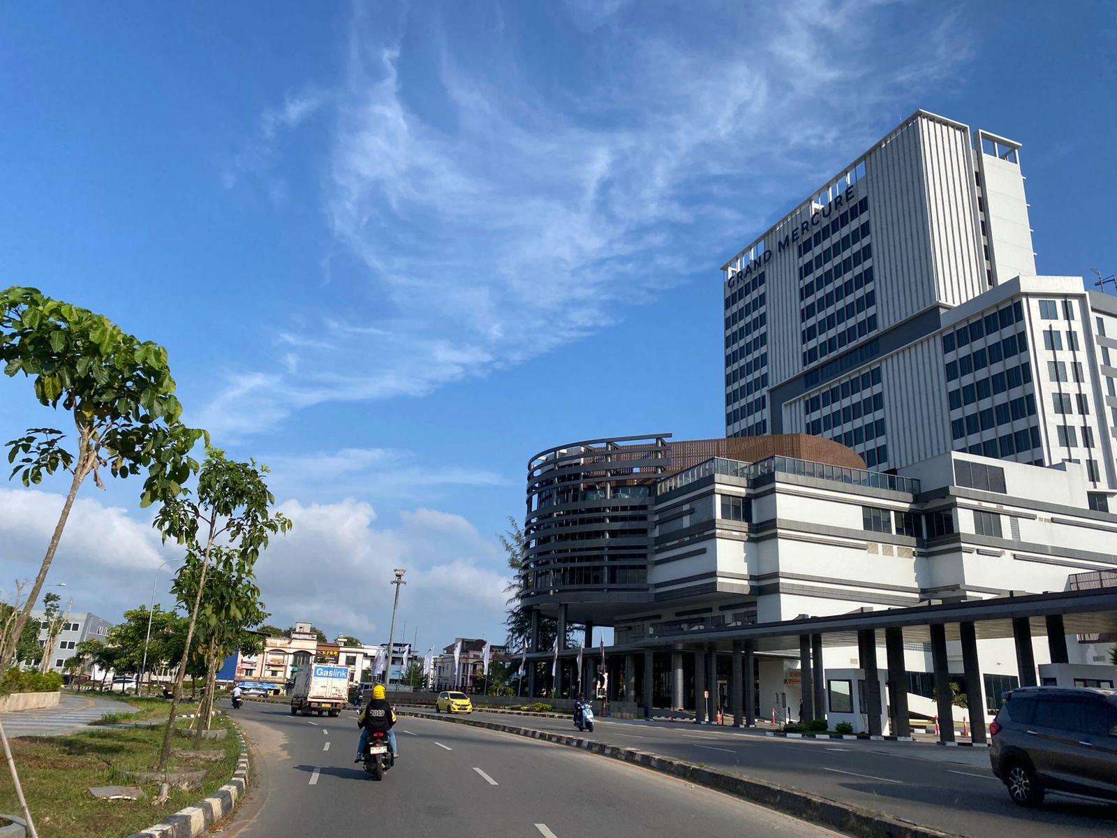 Langit-Batam-Center-Kamis-151-pagi-cerah-lalu-lintas-jalan-Engku-Putri-lancar.jpg